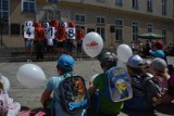 Opolski Rynek. Przedszkolaki, uczniowie i samorządowcy na happeningu o wolności. Wspomnienie 4 czerwca 1989 roku