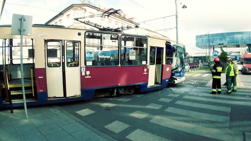 Dzisiaj około godziny 7 rano doszło do zderzenia tramwaju...