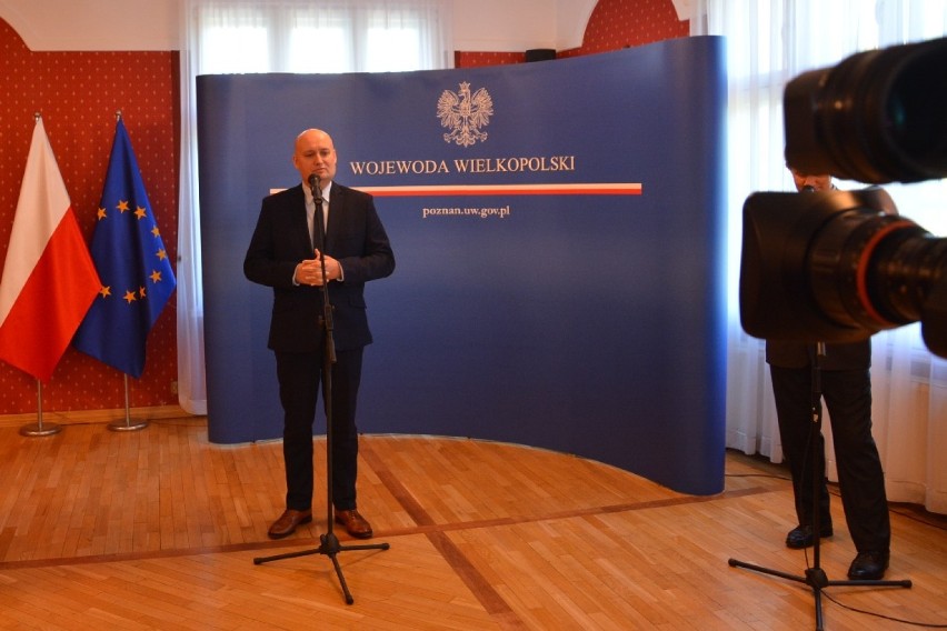 Wojewoda wielkopolski podpisał umowy z wójtem gminy Czermin i Gizałki na modernizację dróg lokalnych