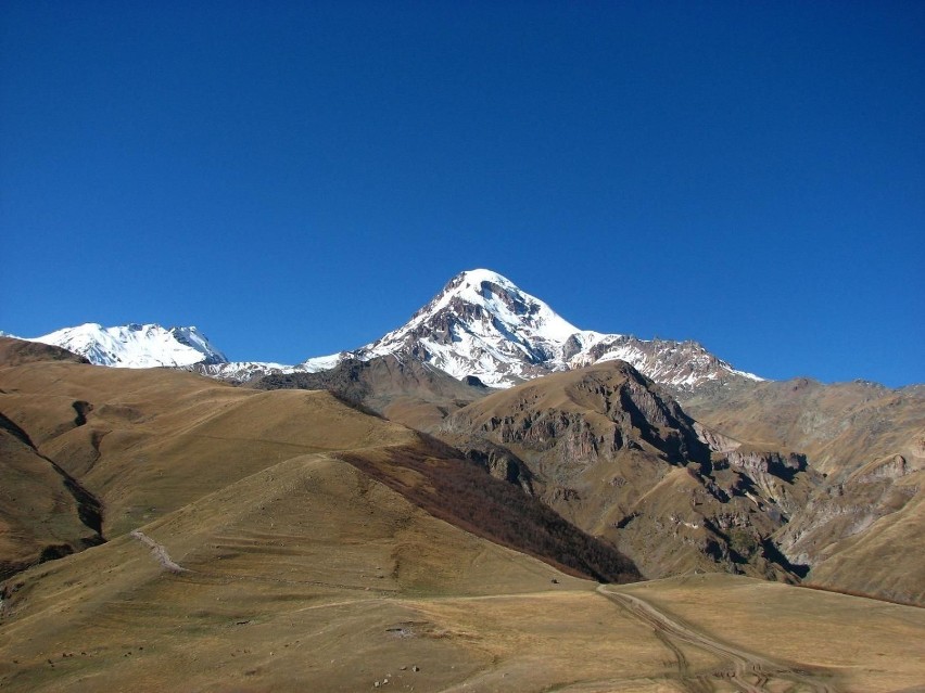 Dumnie panująca nad okolicą góra Kazbek (5047 m n.p.m.) to...