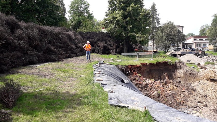 Bochnia. Trwa budowa tężni solankowej przy Plantach Salinarnych - zobacz postępy prac na zdjęciach