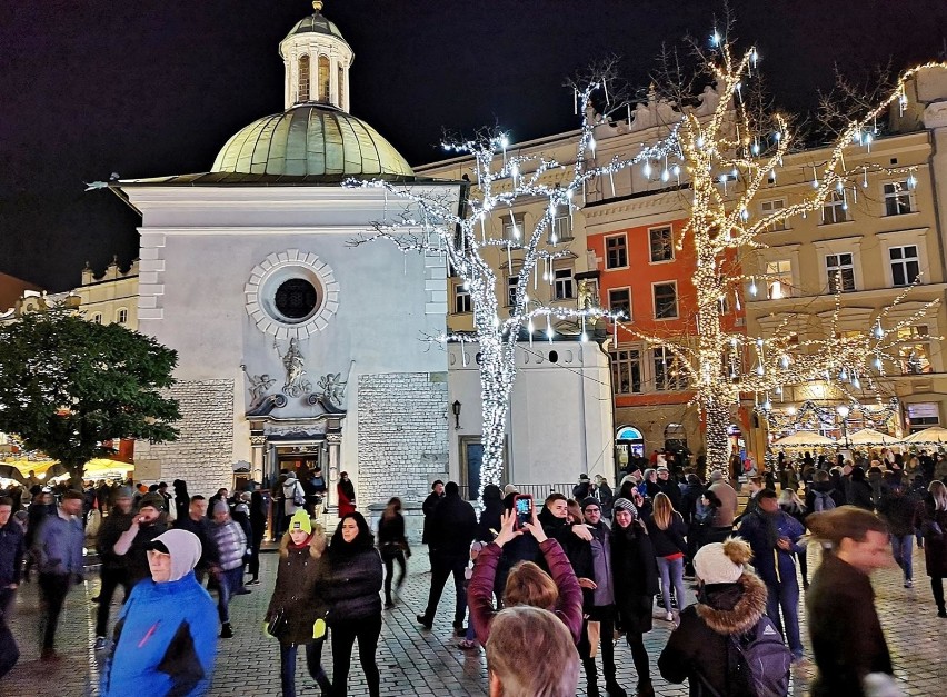 Kraków. Świąteczne iluminacje rozświetliły Kraków [ZDJĘCIA]