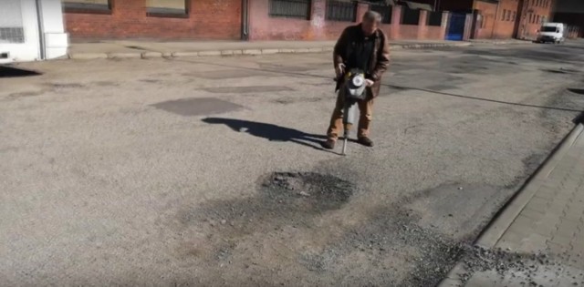 Prezydent Budasz o niszczeniu jezdni przez pana Bogusia: "Porobił dziury w ulicy i jeszcze się tym chwali!"