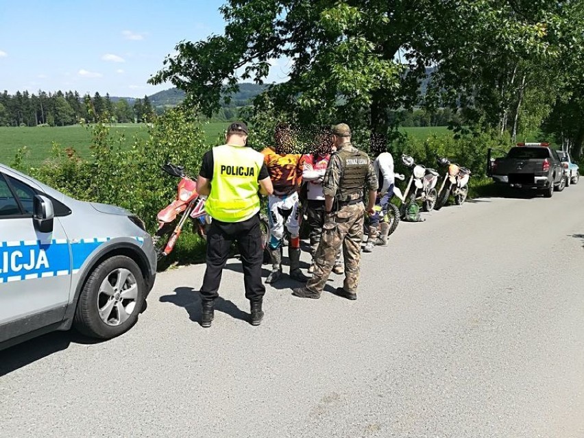 Nie ma żartów! Wysokie mandaty posypały się za jazdę motocyklami crossowymi po lesie! 