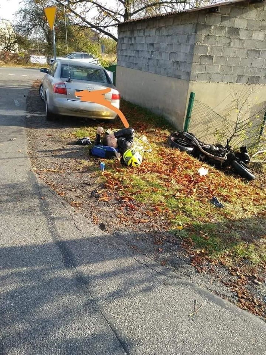 Wypadek motocyklisty w Puszczewie. Wjechał w autokar. Droga na Herby zablokowana FOTO