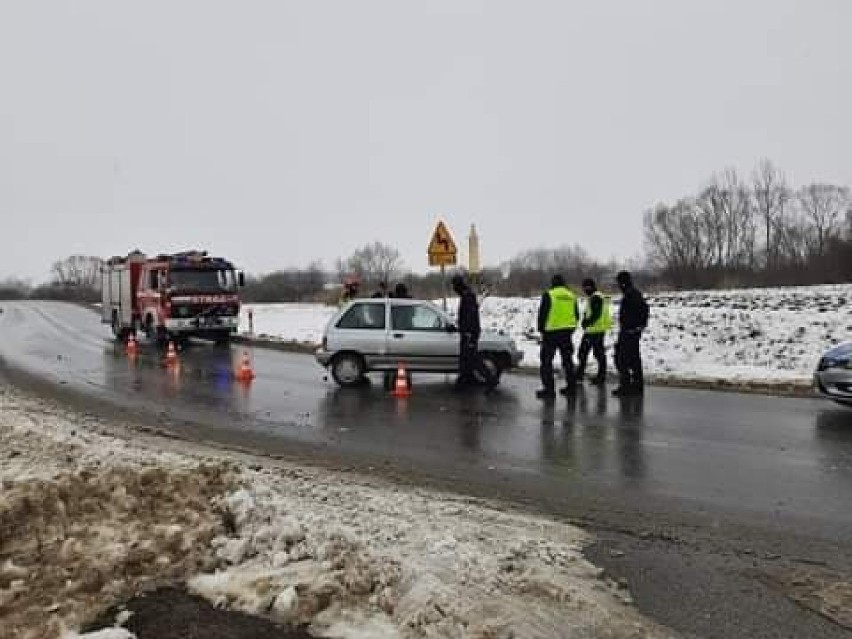 Na miejscu pojawiał się straż pożarna i policja. Ruch na...