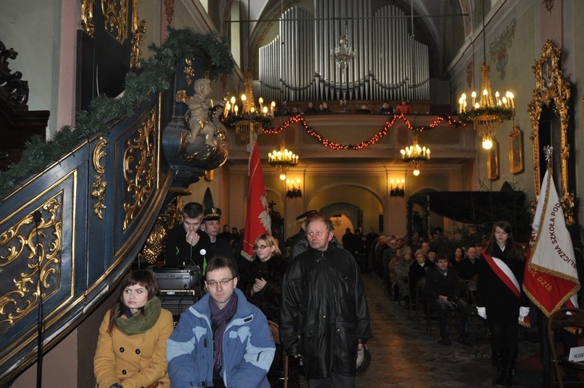 Krzyż powstańczy już poświęcony na dziedzińcu klasztoru oo. Franciszkanów