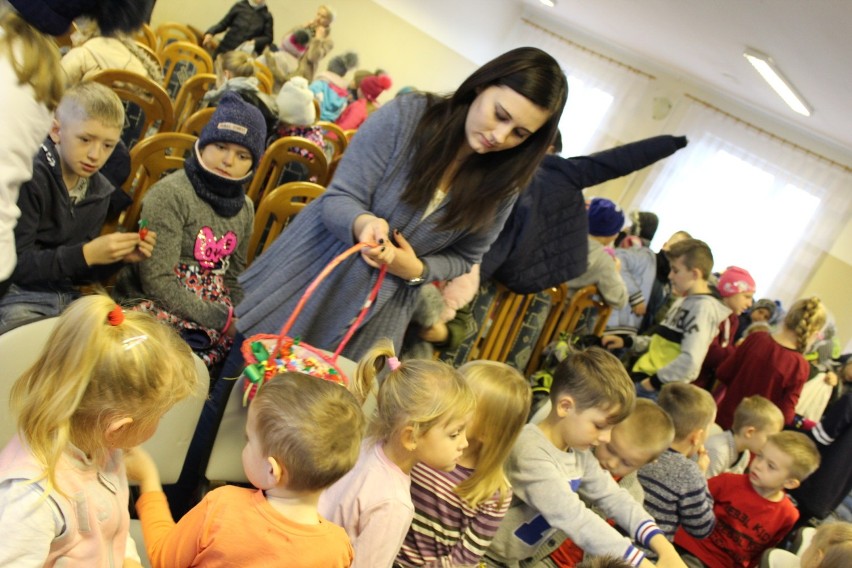 Mikołajki w Czarnożyłach. Uczniowie i przedszkolaki obejrzeli świąteczny spektakl[ZDJĘCIA]