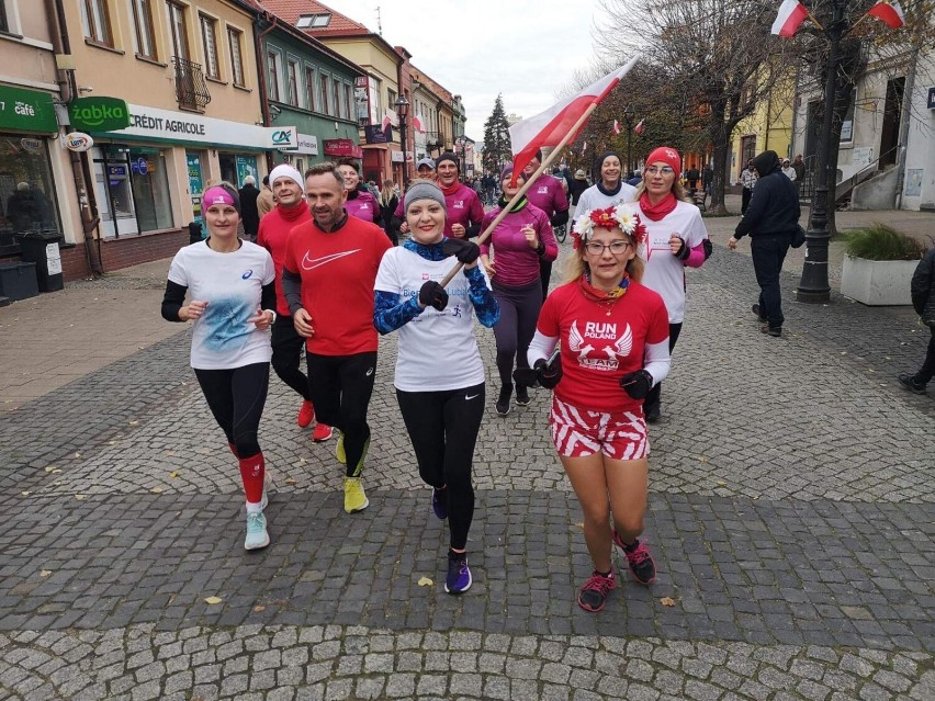 Grupa kutnowskich biegaczy na sportowo świętowała 104. rocznicę odzyskania przez Polskę niepodległości