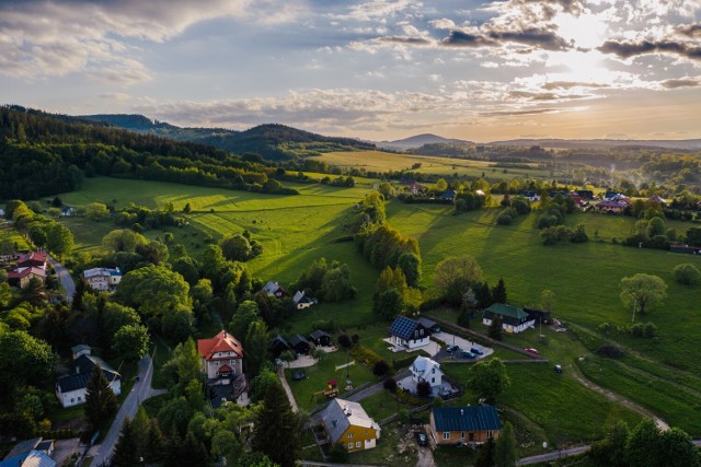 Domek Skowronek w Szczytnej z widokiem na góry Bystrzyckie i Orlickie