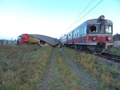 Budzyń. TIR zderzył się z pociągiem