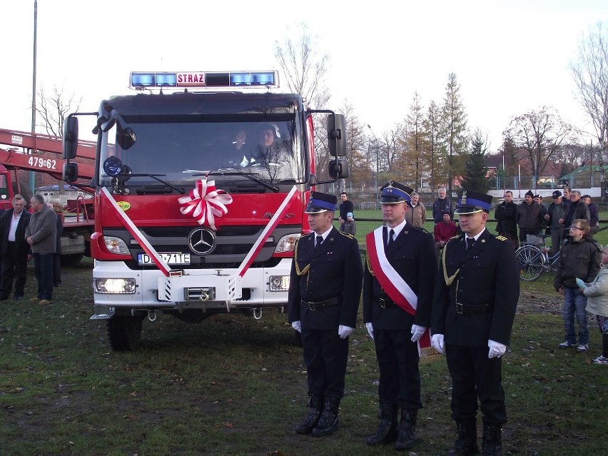 Strażacy z Olszyny cieszą się z nowego wozu (ZDJĘCIA)