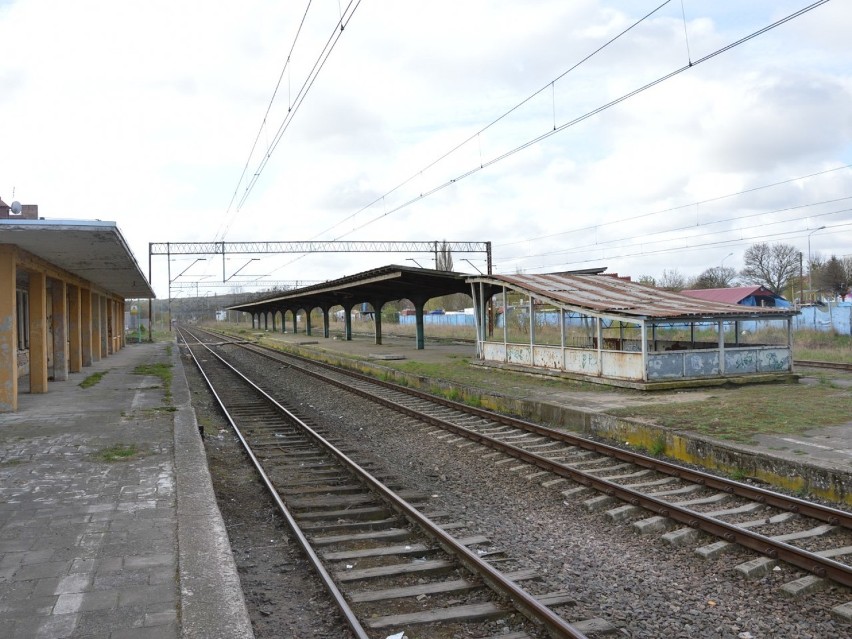 Inwestycje kolejowe w Policach. Perony i tory do wymiany, ale budynek stacji nie przejdzie remontu [ZDJĘCIA]
