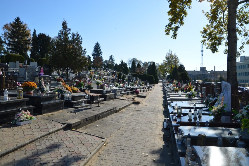 Wszystkiech Świętych 2021 - Rawicz. Na cmentarzu trwa wielkie sprzątanie. Mieszkańcy przygotowują groby na Święto Zmarłych [ZDJĘCIA]
