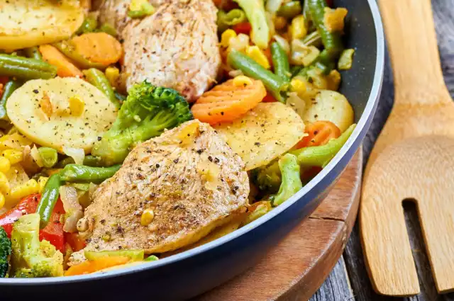 Kurczak z warzywami z patelni to pomysł na szybkie danie obiadowe