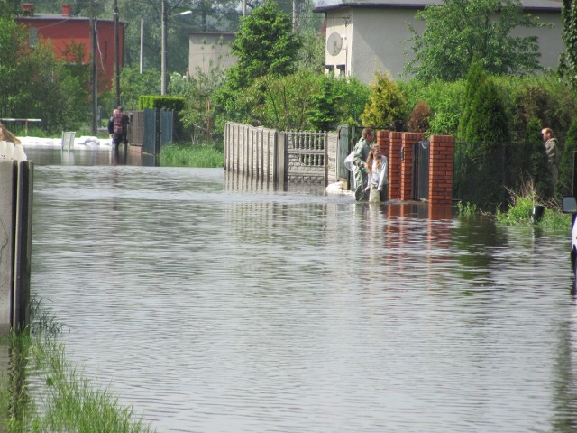 Powódź na kaliskim osiedlu Rajsków.