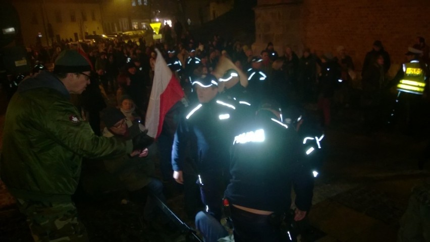 Manifestacja przy Wzgórzu Wawelskim. Policja interweniuje [ZDJĘCIA, WIDEO]