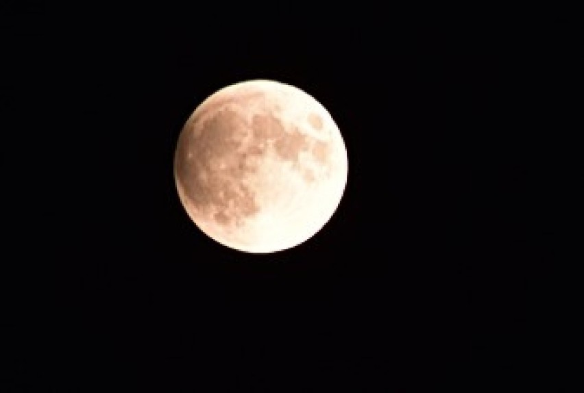 Kto nie spał, mógł minionej nocy podziwiać zaćmienie księżyca. Astronomiczny spektakl zaczął się około godz. 21, skończył po północy