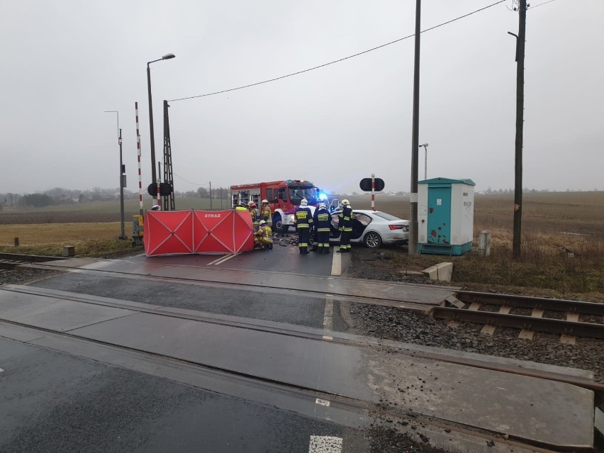 Wypadek w Większycach. Zderzyły się trzy auta, jedna osoba nie żyje. Utrudnienia w ruchu