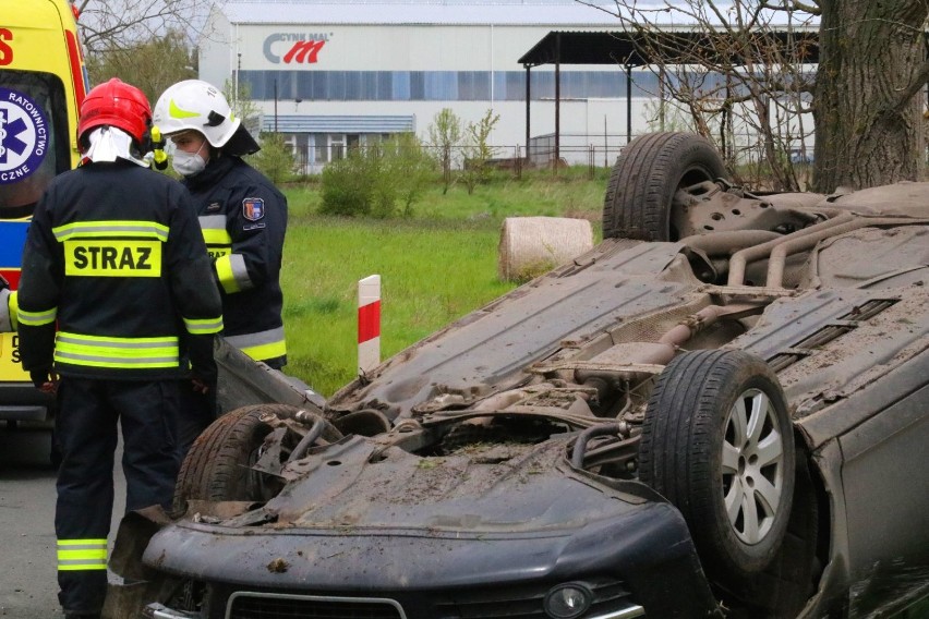 Wypadek na ulicy Pątnowskiej w Legnicy, auto wypadło z drogi