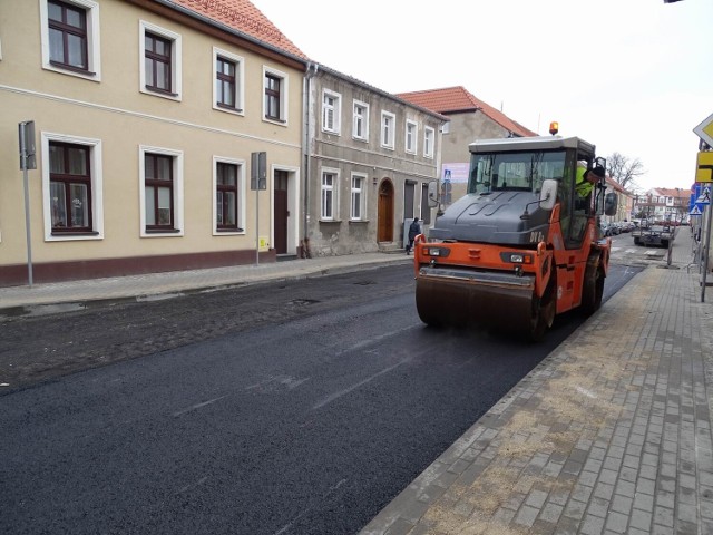 Na remontowanej ulicy 22 Stycznia w Chełmnie ułożono już nową warstwę asfaltu.