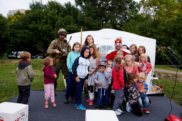 Praktycznie w każdy weekend Fundacja Zwalcz Nudę zaprosi rodziny do nieodpłatnej zabawy, podczas której razem z superbohaterem - Kapitanem Warszawa - będziemy wspólnie przeżywać przygody, nabywać nowej wiedzy, rozwiązywać zagadki, poznawać dzielnicę, a przede wszystkim spędzać czas wspólnie i dobrze się bawić.

Każde spotkanie to gra miejska, na którą obowiązują zapisy oraz piknik rodzinny, w którym uczestniczyć może każdy. 

Udział w wydarzeniach jest bezpłatny.

Najbliższe:

sobota, 4 czerwca, 13:45 – 17:00, teren przy stacji metra Słodowiec

niedziela, 5 czerwca, 12:45 – 16:00, park Agrykola

sobota, 11 czerwca, 11:00 
niedziela 12 czerwca, 17:00, ul. Posag 7 Panien

niedziela, 19 czerwca, 12:00 – 15:00, park Henrykowski, Klasyków

niedziela, 3 lipca, Ogród Jordanowski, Namysłowska 21

Zobaczcie też: The Warsaw Pet House Warszawa Wilanów. Kiedy wychodzisz z domu, oddaj pupilka do świetlicy

