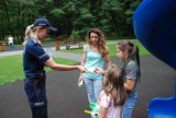 Policjanci w Parku Miejskim w Wejherowie rozdawali opaski "niezgubki" [zdjęcia]