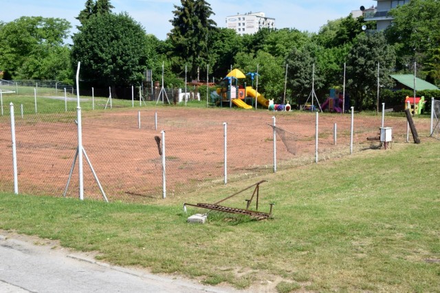 Korty tenisowe i stadion międzyszkolny przy ulicy Prostej w Kielcach nie wygląda najlepiej. Obiekty wymagają remontu.