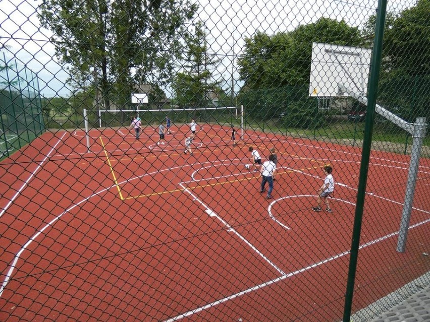 Nowe boiska w Mieścisku. Pierwsi młodzi sportowcy już je przetestowali