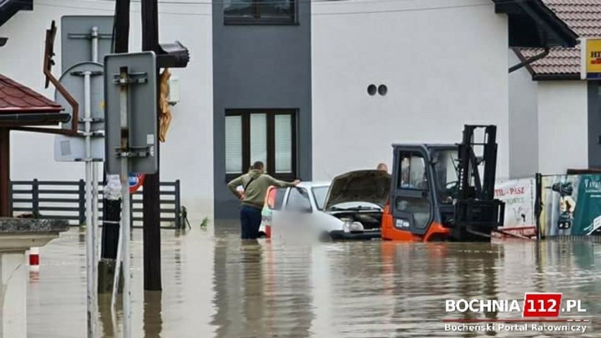 Woda ze Stradomki wdarła się do centrum Łapanowa zalewając...