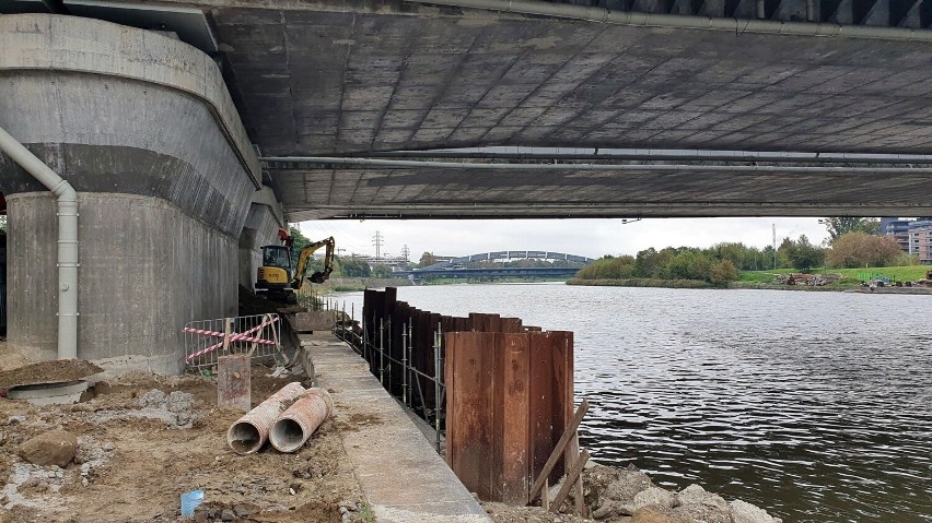 Ostateczny koniec dawnego mostu kolejowego w Krakowie. Wyczyszczono Wisłę z podpór