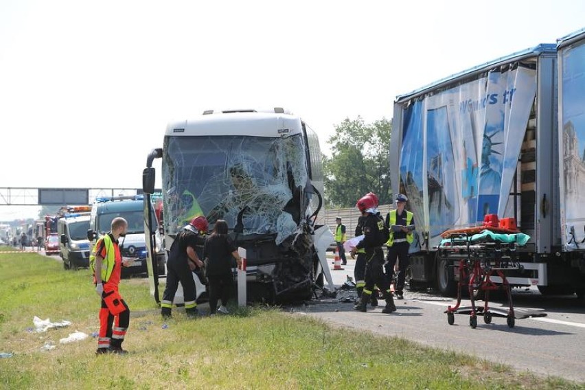 Wypadek na A4 pod Wrocławiem z udziałem autokaru wiozącego...