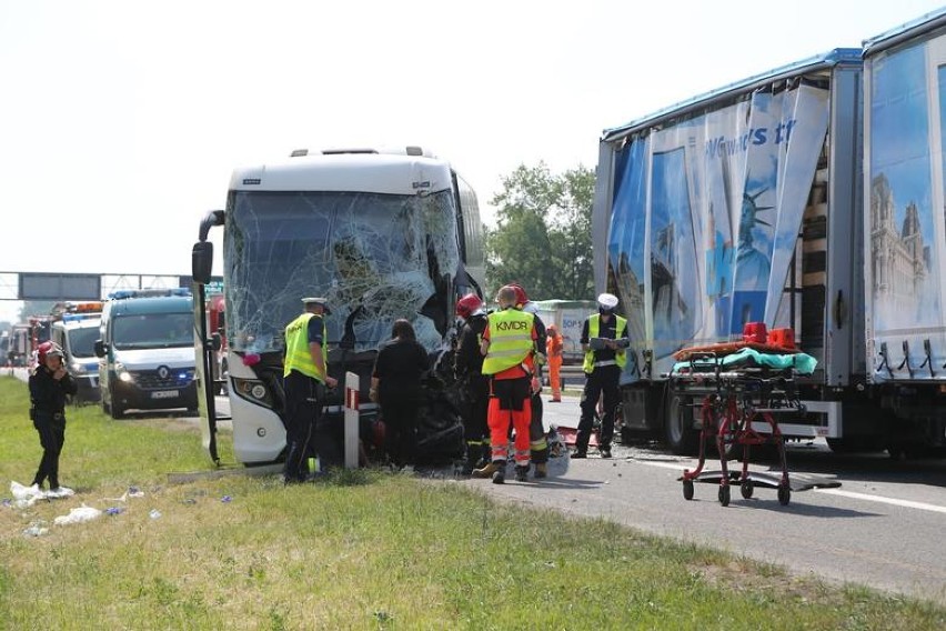 Wypadek na A4 pod Wrocławiem z udziałem autokaru wiozącego...