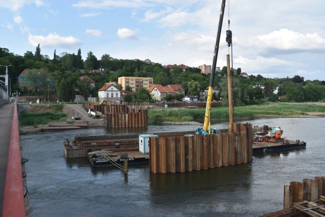Trwa budowa mostu tymczasowego na Odrze w Krośnie Odrzańskim.