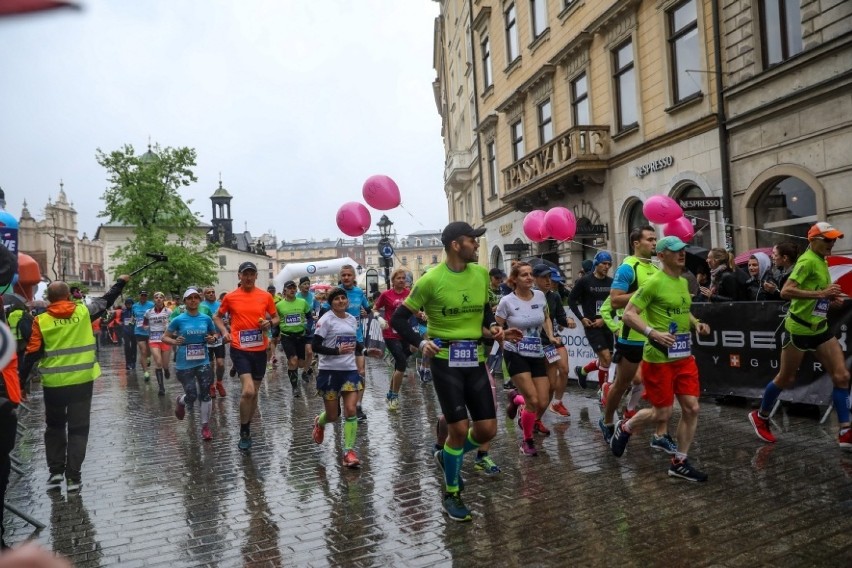 18. PZU Cracovia Maraton 2019. Tysiące biegaczy wyruszyło na trasę Cracovia Maratonu [ZDJĘCIA]
