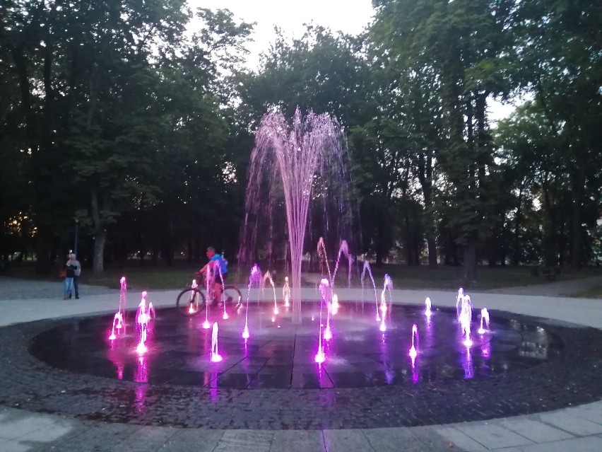 Kolorowe i tańczące  fontanny w Sandomierzu - nowa atrakcja dla mieszkańców i turystów (WIDEO, ZDJĘCIA) 