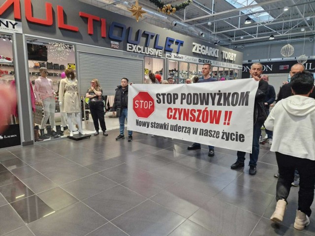 Kupcy centrum handlowego przy Marywilskiej 44 w Warszawie protestują. Najemcy sprzeciwiają się przeciwko podwyżce opłat za wynajem.