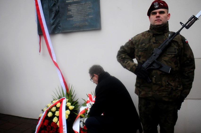 Na placu o. Adama Studzińskiego odsłonięto tablicę upamiętniającą ofiary Operacji Polskiej NKWD