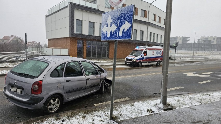 Wypadek na Wrzosowej w Kielcach. Trudne warunki na drogach. Zobacz zdjęcia