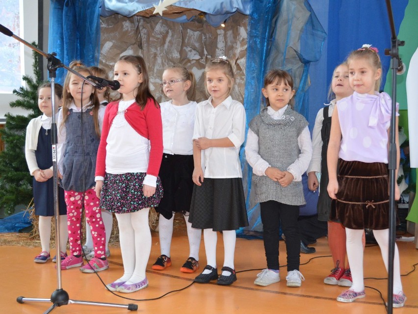 Pastorałki w SP 2 w Nowym Stawie. Wspólne świąteczne śpiewanie przedszkolaków i uczniów