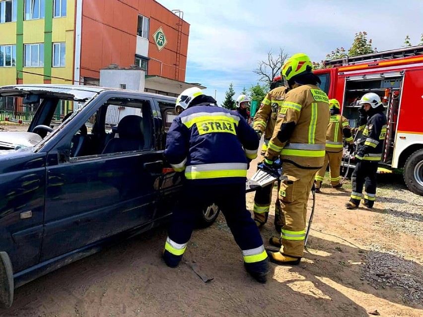 Gmina Damasławek. Strażacy rozcinali samochód i ratowali osobę poszkodowaną 