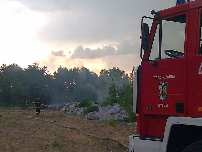 Pożar w Bytomiu-Bobrku. Płonęło składowisko tworzyw sztucznych przy ul. Konstytucji [ZDJĘCIA]