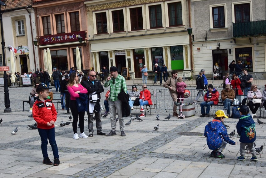 Słoneczna sobota w Sandomierzu i tłumy turystów. Miasto przeżyło prawdziwe oblężenie na rozpoczęcie sezonu turystycznego. Zobacz zdjęcia