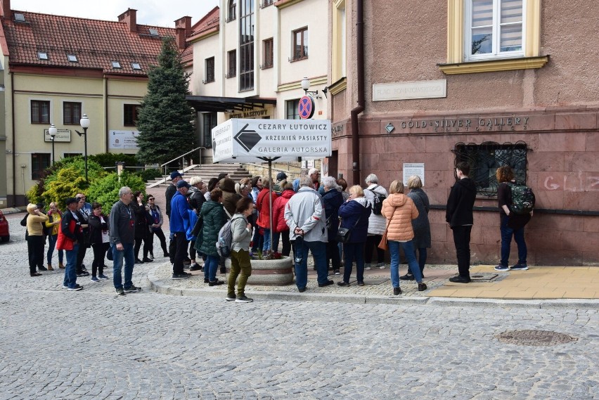 Słoneczna sobota w Sandomierzu i tłumy turystów. Miasto przeżyło prawdziwe oblężenie na rozpoczęcie sezonu turystycznego. Zobacz zdjęcia