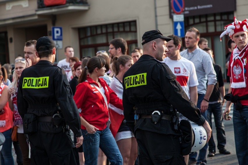 Poznań - Strefa Kibica zamknięta na godzinę przed meczem [ZDJĘCIA]