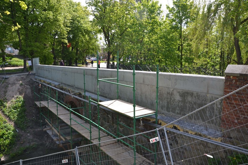 Malbork. Mostek na Piastowskiej ukończony i już otwarty dla pieszych
