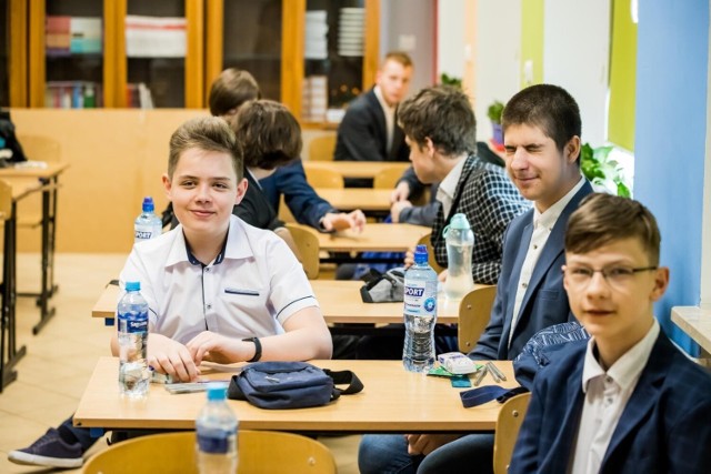 W Bydgoszczy egzamin ósmoklasisty z matematyki zdaje prawie 4 tys. uczniów. W SP nr 35, gdzie byliśmy o poranku, pisały go 53 osoby.