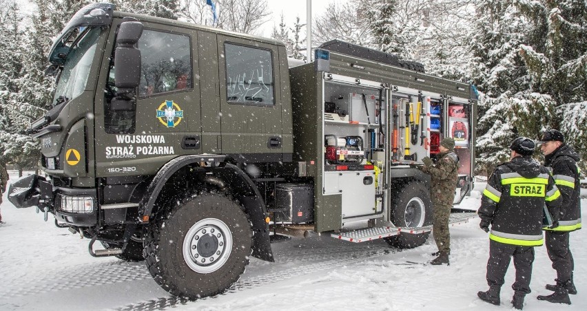 Stargard. Wojskowa Straż Pożarna 12 Brygady Zmechanizowanej z nowym, zielonym, ratowniczo-gaśniczym Iveco. Wart jest ok. 1 300 000 złotych