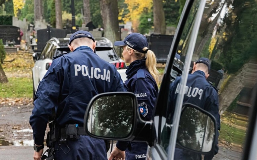Wszystkich Świętych Radomsko 2022. Policja przypomina o bezpieczeństwie podczas wizyt na cmentarzach 