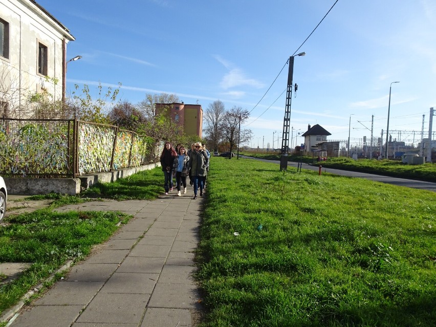 Młodzież  klasy I D z II Liceum Ogólnokształcącego im. Jana Kasprowicza z opiekunem Małgorzatą Gliczyńską i inicjatorką akcji Bożeną Gajewską,  posadziła 250 cebulek żonkili na terenie dawnego getta „Konstancja” w Kutnie